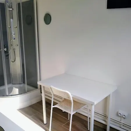 Mini Studio Au Pied De La Tour Eiffel - Completely Refurbished Speed Wifi, Check In 24h, Bed King Size 140x190, No Lift 6th Floor, Shared Toilets Apartment Paris