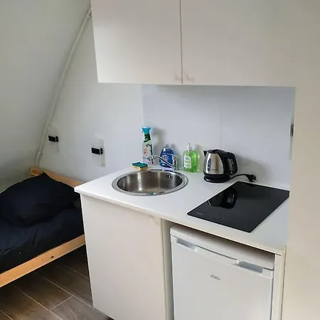 Apartment Mini Studio Au Pied De La Tour Eiffel - Completely Refurbished Speed Wifi, Check In 24h, Bed King Size 140x190, No Lift 6th Floor, Shared Toilets