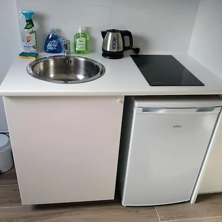 Mini Studio Au Pied De La Tour Eiffel - Completely Refurbished Speed Wifi, Check In 24h, Bed King Size 140x190, No Lift 6th Floor, Shared Toilets Apartment