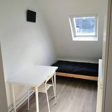 Mini Studio Au Pied De La Tour Eiffel - Completely Refurbished Speed Wifi, Check In 24h, Bed King Size 140x190, No Lift 6th Floor, Shared Toilets Apartment