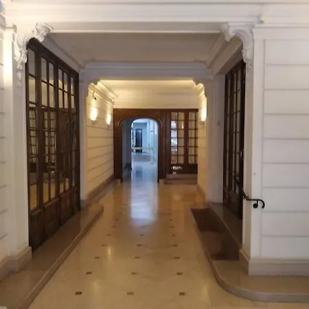 Apartment Mini Studio Au Pied De La Tour Eiffel - Completely Refurbished Speed Wifi, Check In 24h, Bed King Size 140x190, No Lift 6th Floor, Shared Toilets Paris