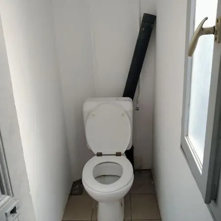 Mini Studio Au Pied De La Tour Eiffel - Completely Refurbished Speed Wifi, Check In 24h, Bed King Size 140x190, No Lift 6th Floor, Shared Toilets Apartment *