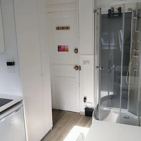 Mini Studio Au Pied De La Tour Eiffel - Completely Refurbished Speed Wifi, Check In 24h, Bed King Size 140x190, No Lift 6th Floor, Shared Toilets * Paris