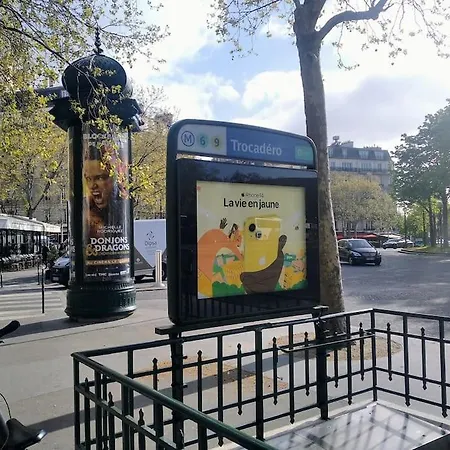 Mini Studio Au Pied De La Tour Eiffel - Completely Refurbished Speed Wifi, Check In 24h, Bed King Size 140x190, No Lift 6th Floor, Shared Toilets Paris