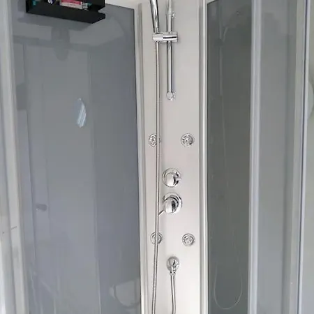 Mini Studio Au Pied De La Tour Eiffel - Completely Refurbished Speed Wifi, Check In 24h, Bed King Size 140x190, No Lift 6th Floor, Shared Toilets Apartment *